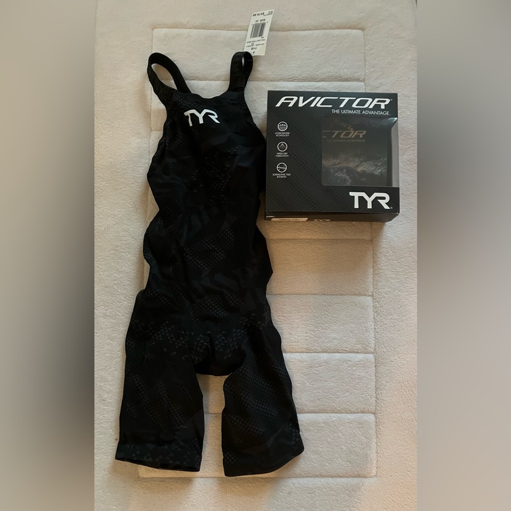 NWT TYR avictor prelude tech suit size 23 black
